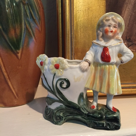 Vintage planter with little girl - Picture 2 of 7